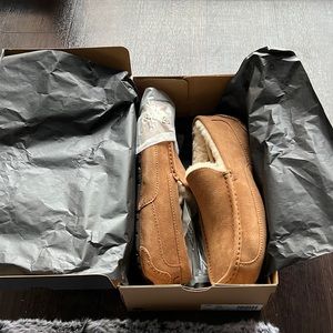 BRAND NEW Chestnut Men’s Ugg Slippers